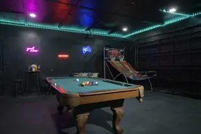 Tampa Retreat: 11 Beds, Game Room & Pool! - Image 2