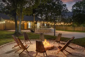 Tampa Retreat: 11 Beds, Game Room & Pool! - Image 3