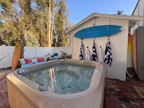Beach-themed farmhouse with fireplace & jacuzzi - Image 2