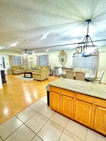 Cozy & Spacious Deluxe Stay near Downtown & GSW - Image 2