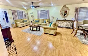 Cozy & Spacious Deluxe Stay near Downtown & GSW - Image 5