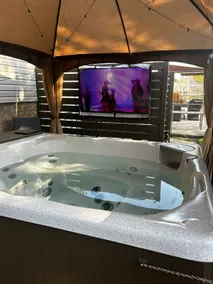 Comfy lower level suite w hot tub, fireplace. - Image 2