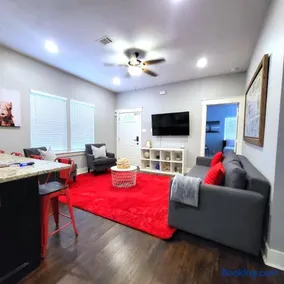 Close to Downtown/King Bed/Fast Wi-Fi/SmartTv - Image 2
