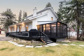 Fantastic reviews • 4 Bedrooms • 1 block to beach - Image 2