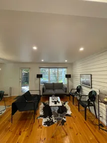 Luxurious 3 bedroom cottage off Historical Piper St - Image 2
