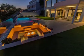 Royal Luxury Private Infinity Pool & Fireplace - Image 2