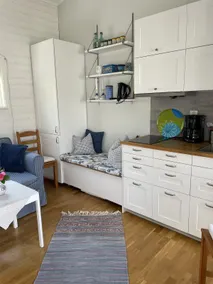 Small cabin by the sea - Image 3