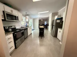 Cul-de-sac Home - Image 5