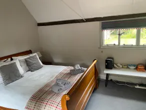 Lovely self-contained annexe with on-site parking - Image 2