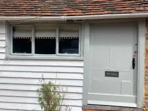 Lovely self-contained annexe with on-site parking - Image 4
