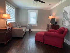 The Redbird: 3 Bedroom, Downtown, Fast WiFi, Porch - Image 2