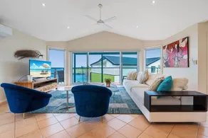 EastsHaven - Stunning views and hear the waves! - Image 5