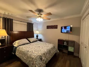 Parking | 5 min downtown | WD | TV bedroom | Pool - Image 2