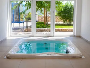 Apartment ROYAL 1 with pool and jacuzzi - Image 5