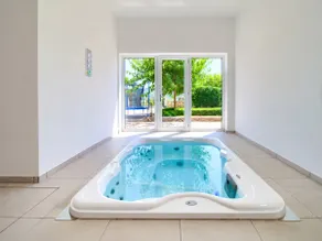 Apartment ROYAL 1 with pool and jacuzzi - Image 4