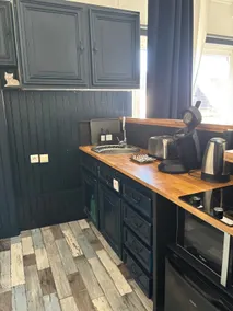 Bright independent studio near the station/shops - Image 3