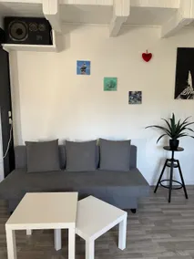 Bright independent studio near the station/shops - Image 5