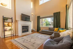 Spacious Family Retreat Near Seattle Stadiums - Image 2