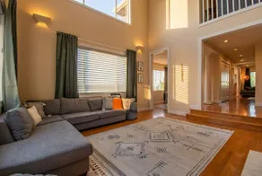 Spacious Family Retreat Near Seattle Stadiums - Image 5