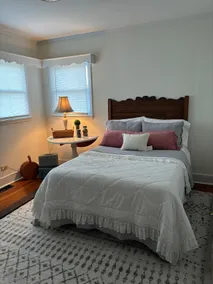 The Old School White Cozy Downtown Cottage - Image 4