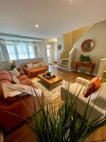 Home in lake community - Image 3