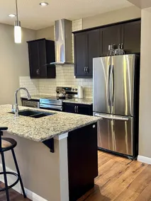 Home in lake community - Image 5