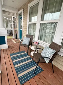 Home in lake community - Image 2