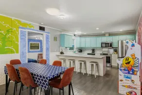 Trendy & Relaxing - Close to Beach - Pool - Hot Tub - Image 3