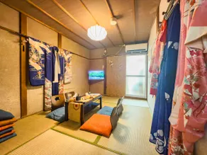 Behind the supermarket! 8 min walk to Sanjo, 12 min to Gion, vintage homestay - Image 3