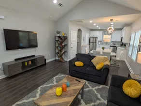 Cheerful 3BR 2BA House Minutes from Canyon Lake - Image 4