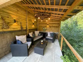 Riverside 2 Bedroom Townhouse with Car Charger - Image 2