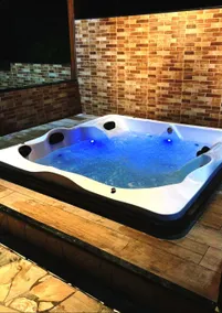 Large Heated Jacuzzi • Children's Toys - Image 5