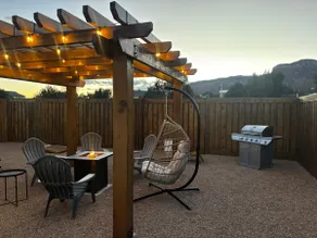 2BR Retreat Near Zion•Bryce•Wave: Hot Tub + Views! - Image 2