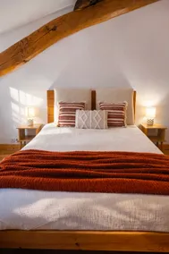 Duplex with exposed beams • 3 bedrooms • Parc des Oiseaux - Image 3