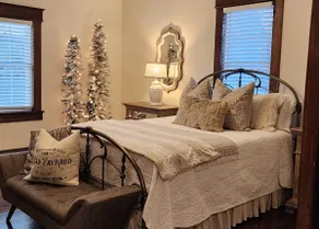 Gorgeous Tastefully Renovated Loft Near Downtown - Image 5