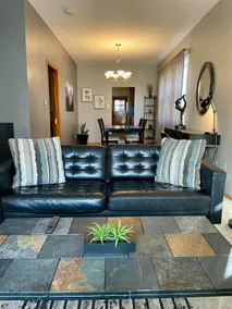 Cozy 2BR haus inn Pilsen with patio and fire pit 🔥 - Image 3