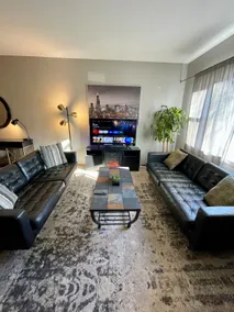 Cozy 2BR haus inn Pilsen with patio and fire pit 🔥 - Image 2