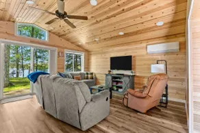 Cozy Lake Front Cottage, Escape with Amenities - Image 5
