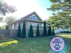 Bungalow with dog-friendly yard near Starved Rock - Image 4