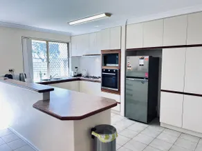 Pet friendly home near Adventure World Fiona Murdoch - Image 3