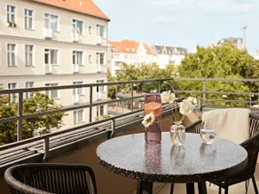 Numa | L Studio w/ Kitchenette, Balcony & Sofabed - Image 2