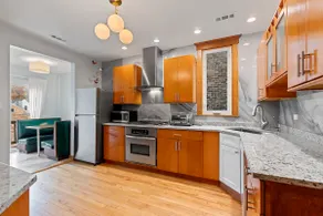 Light-filled duplex on north side - free parking - Image 2