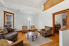 Light-filled duplex on north side - free parking - Image 3