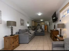 Tolles Ferienhaus mit beheiztem Pool und schnellem Internet | Bergblick | Nah am Strand - Image 3
