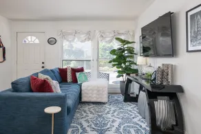 The Powers Court - 2 Bedroom, 1 Bath w/ Laundry - Image 4
