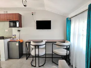 Ensuite spacious Studio w/ queen bed in Milimani - Image 3