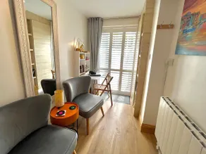 Studio with off-street parking, private entrance - Image 3
