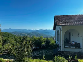 Villa in einer hügeligen und ruhigen Gegend hinter den Cinque Terre, große Grünfläche. - Image 4