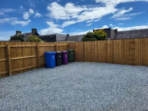 Central 2-bedroom bunglow with double sofa bed - Image 2