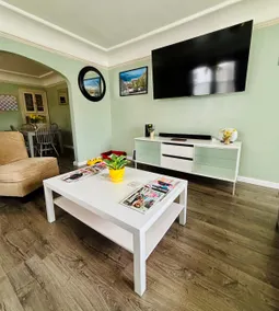 King Suite Retreat Pet Friendly Near Wine Country - Image 2
